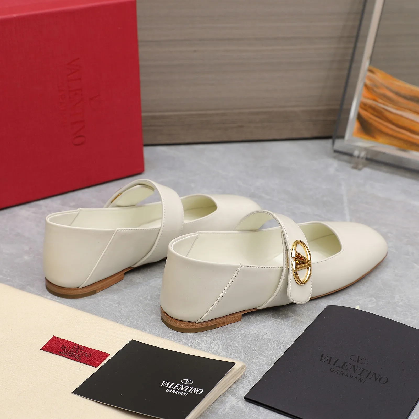 👟👟Ex-factory price 600👟👟 2024 early spring counter catwalk style updated simultaneously 💗Valentino💗Valentino strips deep mouth half drag / flat shoes / high heel shoes / series will be released in the future —————————— Top version Grandma deep mouth design combination highlights the brand’s unique design style, luxury and fashion, highly recognizable, exquisite round toe The side curve is perfect, the taste is particularly pure, and the ladylike temperament is full of femininity‼ ️ Upper: Made of imported cowhide. Lining: Made of mixed sheepskin. Original molded hardware buckle. Italian imported cowhide leather outsole. Size: 35-39 (40/41 customized)